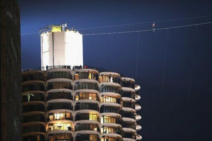 El equilibrista estadounidense Nik Wallenda camina sobre Chicago (FOTOS, VÍDEO)