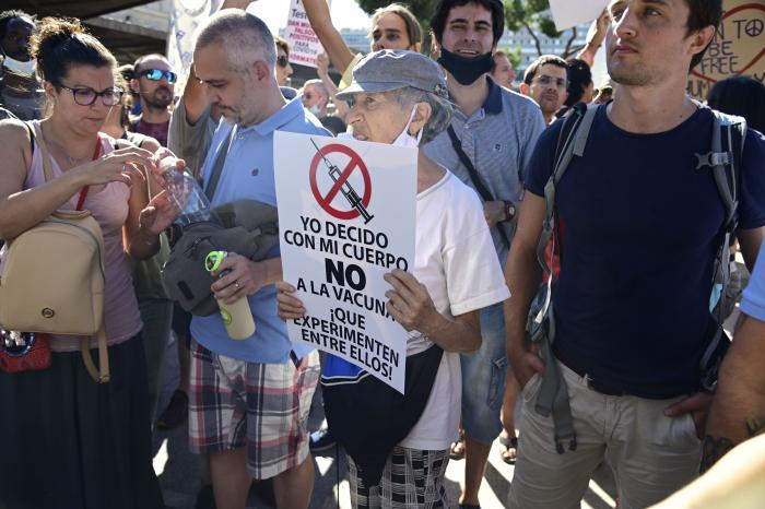 Alemania tendrá que revacunar a miles de personas porque una enfermera les inyectó agua con sal
