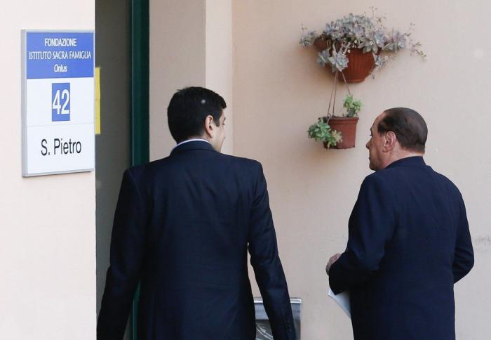 Berlusconi comienza su condena a un año de trabajos en un centro de ancianos (FOTOS)