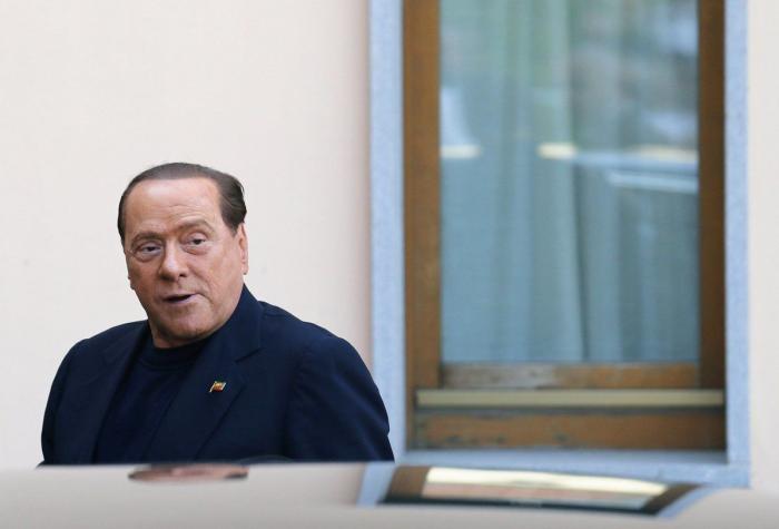 Berlusconi comienza su condena a un año de trabajos en un centro de ancianos (FOTOS)