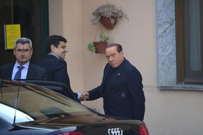 Berlusconi comienza su condena a un año de trabajos en un centro de ancianos (FOTOS)