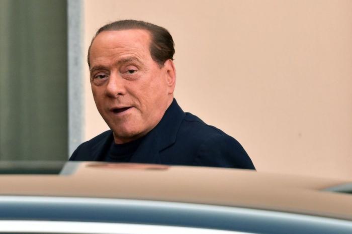 Berlusconi comienza su condena a un año de trabajos en un centro de ancianos (FOTOS)