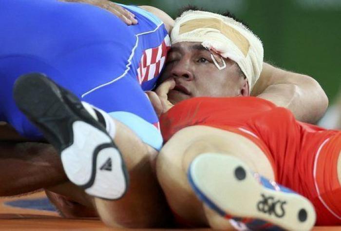 Román Vlásov ganó el oro en lucha grecorromana tras desmayarse en semifinales