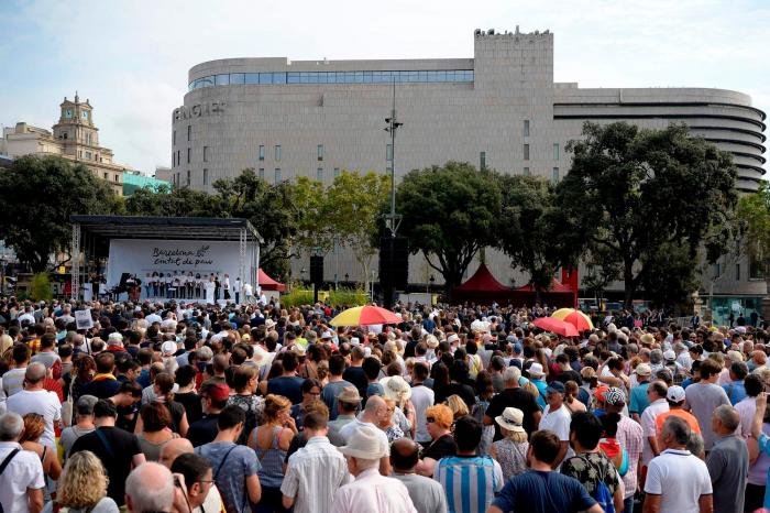 Barcelona homenajea a las víctimas del 17-A con música, poesía y silencio