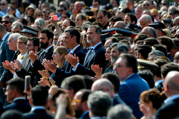Barcelona homenajea a las víctimas del 17-A con música, poesía y silencio