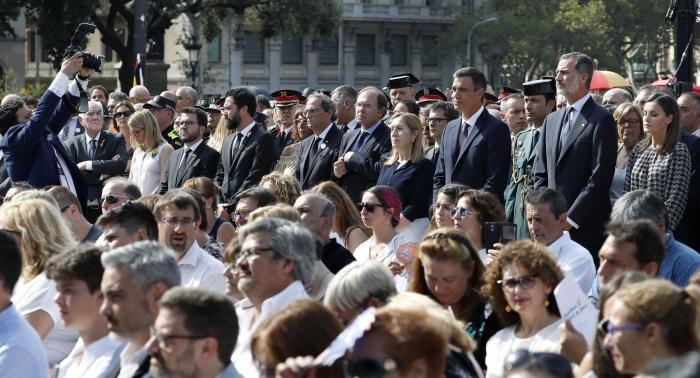 Barcelona homenajea a las víctimas del 17-A con música, poesía y silencio
