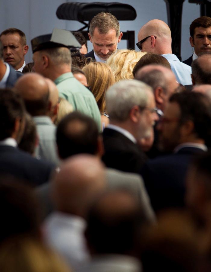Barcelona homenajea a las víctimas del 17-A con música, poesía y silencio