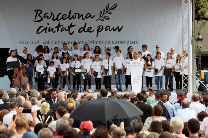 Barcelona homenajea a las víctimas del 17-A con música, poesía y silencio