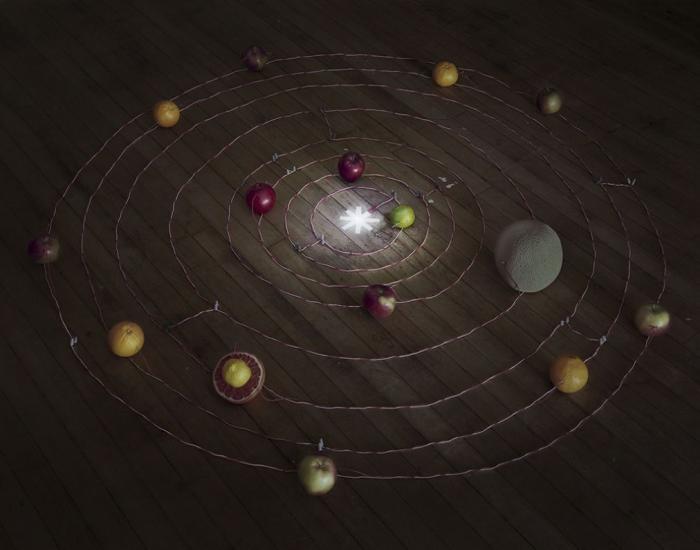 El fotógrafo Caleb Charland recupera el viejo experimento de la patata y la energía