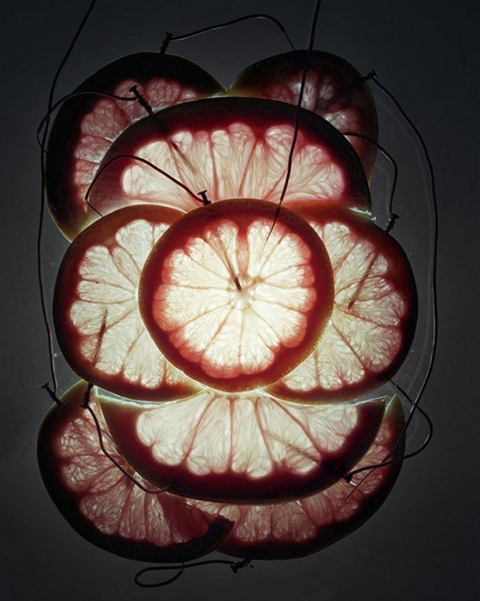 El fotógrafo Caleb Charland recupera el viejo experimento de la patata y la energía