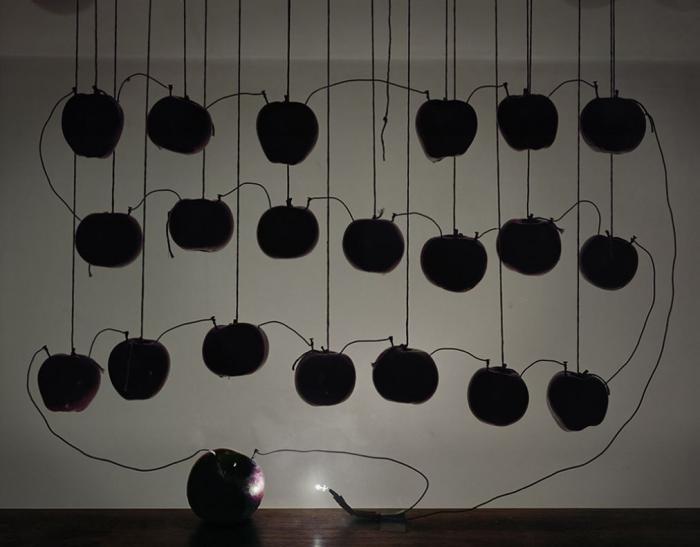 El fotógrafo Caleb Charland recupera el viejo experimento de la patata y la energía