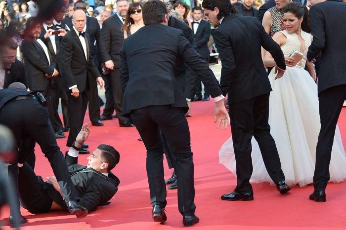Un hombre se cuela bajo el vestido de la actriz América Ferrera en Cannes (VÍDEO, FOTOS)