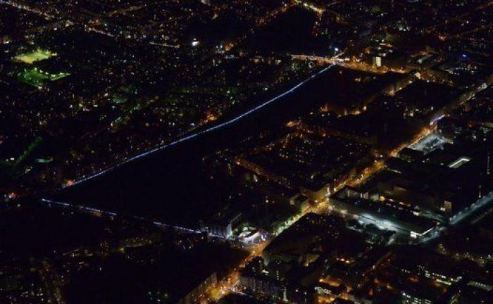 Impresionantes fotos nocturnas de Berlín: las luces blancas recrean el muro