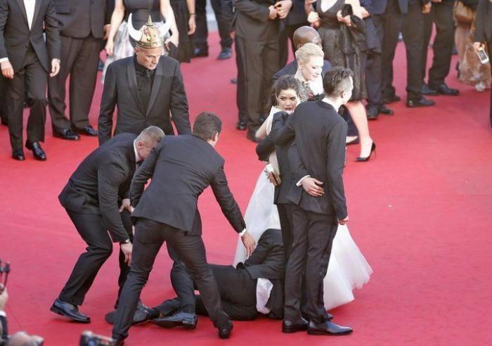 Un hombre se cuela bajo el vestido de la actriz América Ferrera en Cannes (VÍDEO, FOTOS)