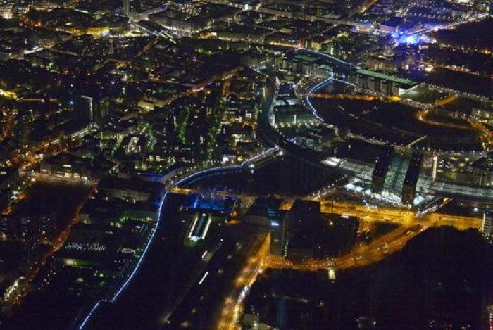 Impresionantes fotos nocturnas de Berlín: las luces blancas recrean el muro