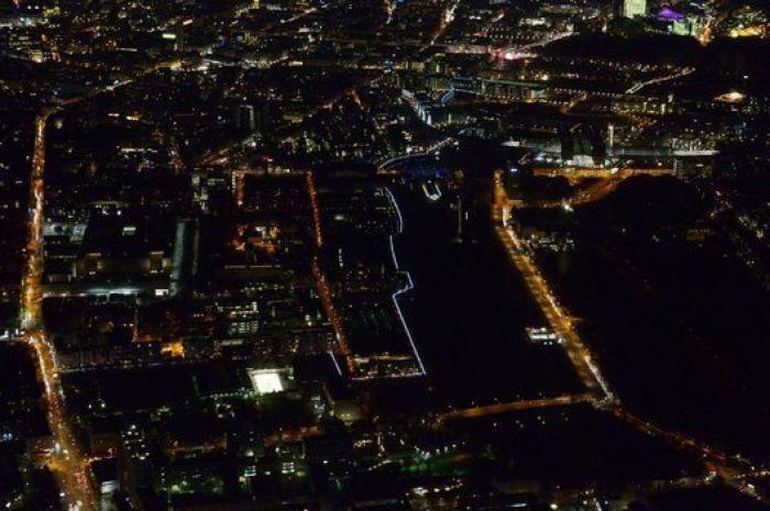 Impresionantes fotos nocturnas de Berlín: las luces blancas recrean el muro