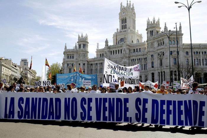 Otra vuelta de tuerca a los PAC de Ayuso: en la mitad no habrá médico sino "videoconsulta"