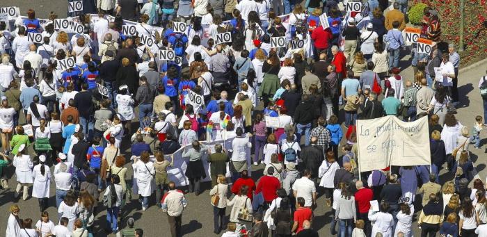 Otra vuelta de tuerca a los PAC de Ayuso: en la mitad no habrá médico sino "videoconsulta"