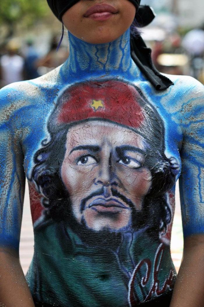 La magia de la pintura corporal: nadie se da cuenta de que va sin pantalones (VÍDEO)