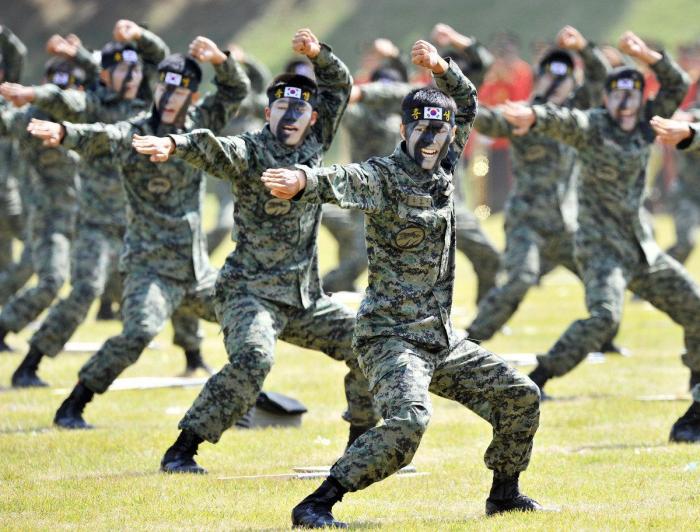 La magia de la pintura corporal: nadie se da cuenta de que va sin pantalones (VÍDEO)