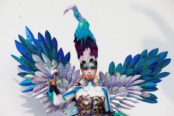 La magia de la pintura corporal: nadie se da cuenta de que va sin pantalones (VÍDEO)