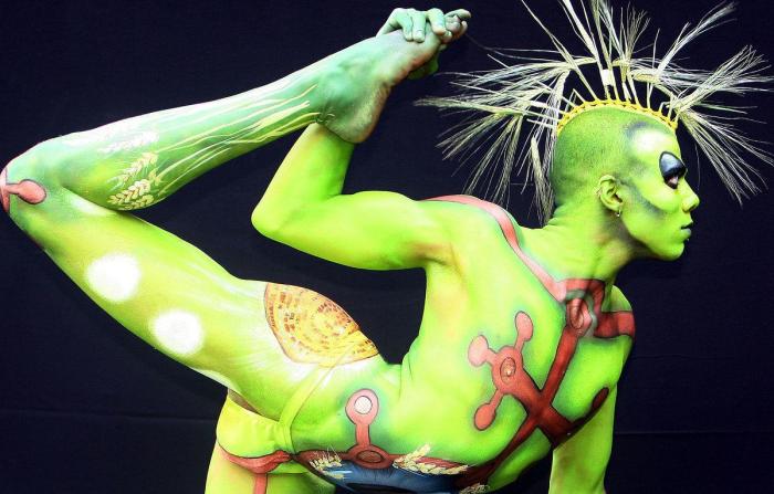 La magia de la pintura corporal: nadie se da cuenta de que va sin pantalones (VÍDEO)