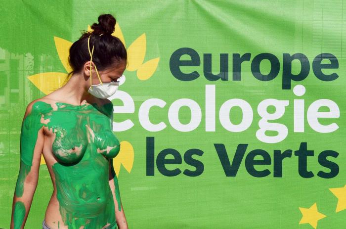 La magia de la pintura corporal: nadie se da cuenta de que va sin pantalones (VÍDEO)