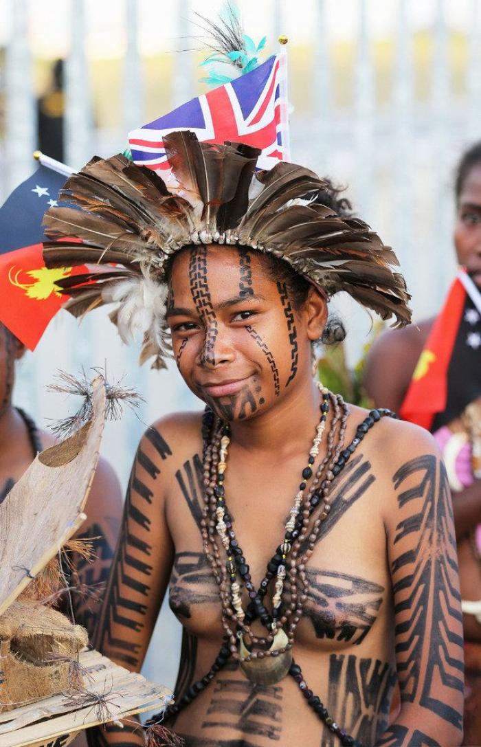 La magia de la pintura corporal: nadie se da cuenta de que va sin pantalones (VÍDEO)