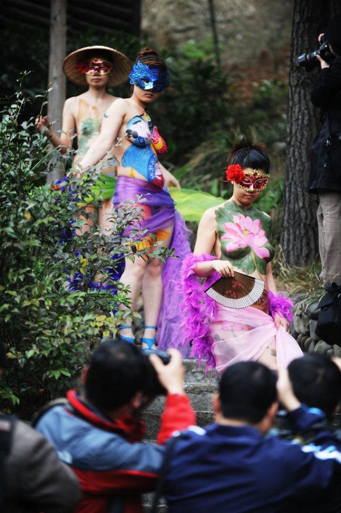 La magia de la pintura corporal: nadie se da cuenta de que va sin pantalones (VÍDEO)