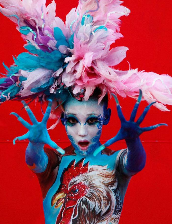 La magia de la pintura corporal: nadie se da cuenta de que va sin pantalones (VÍDEO)