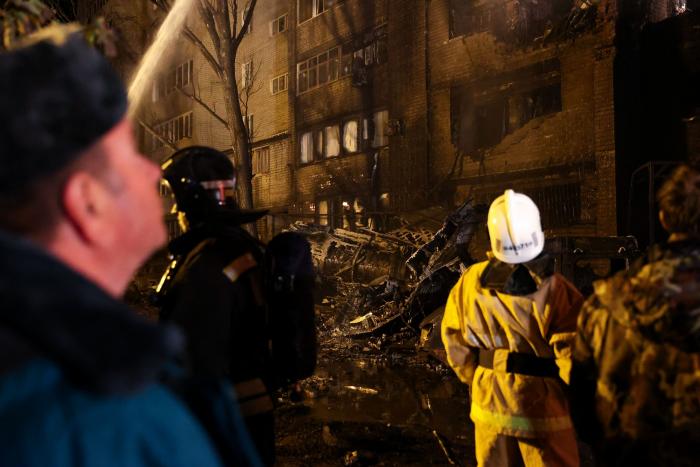 Al menos 13 muertos y 19 heridos al chocar un caza contra un edificio en Rusia