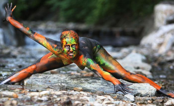 La magia de la pintura corporal: nadie se da cuenta de que va sin pantalones (VÍDEO)