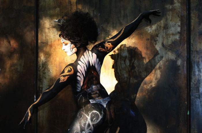 La magia de la pintura corporal: nadie se da cuenta de que va sin pantalones (VÍDEO)