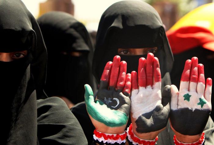 La magia de la pintura corporal: nadie se da cuenta de que va sin pantalones (VÍDEO)