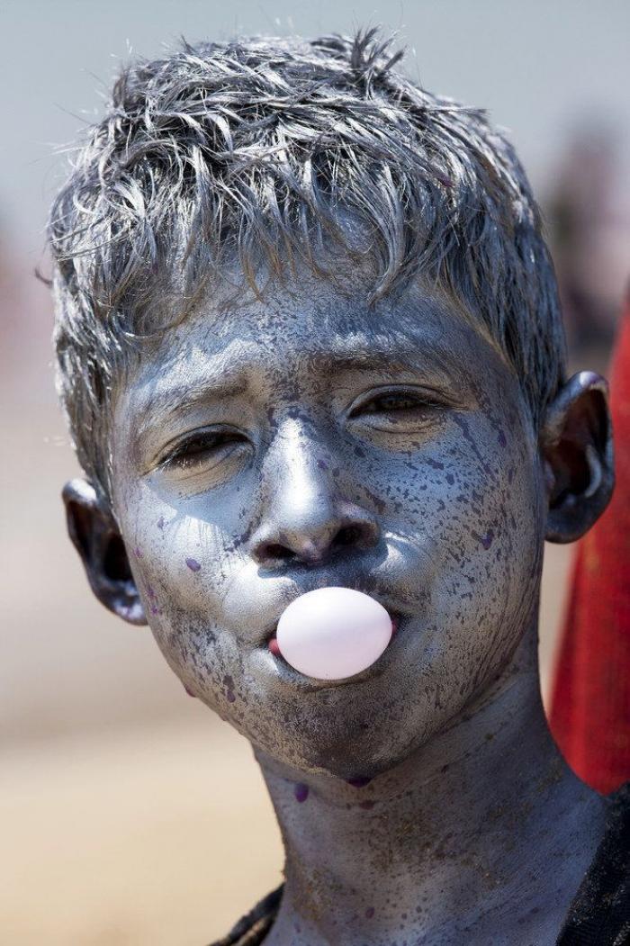 La magia de la pintura corporal: nadie se da cuenta de que va sin pantalones (VÍDEO)