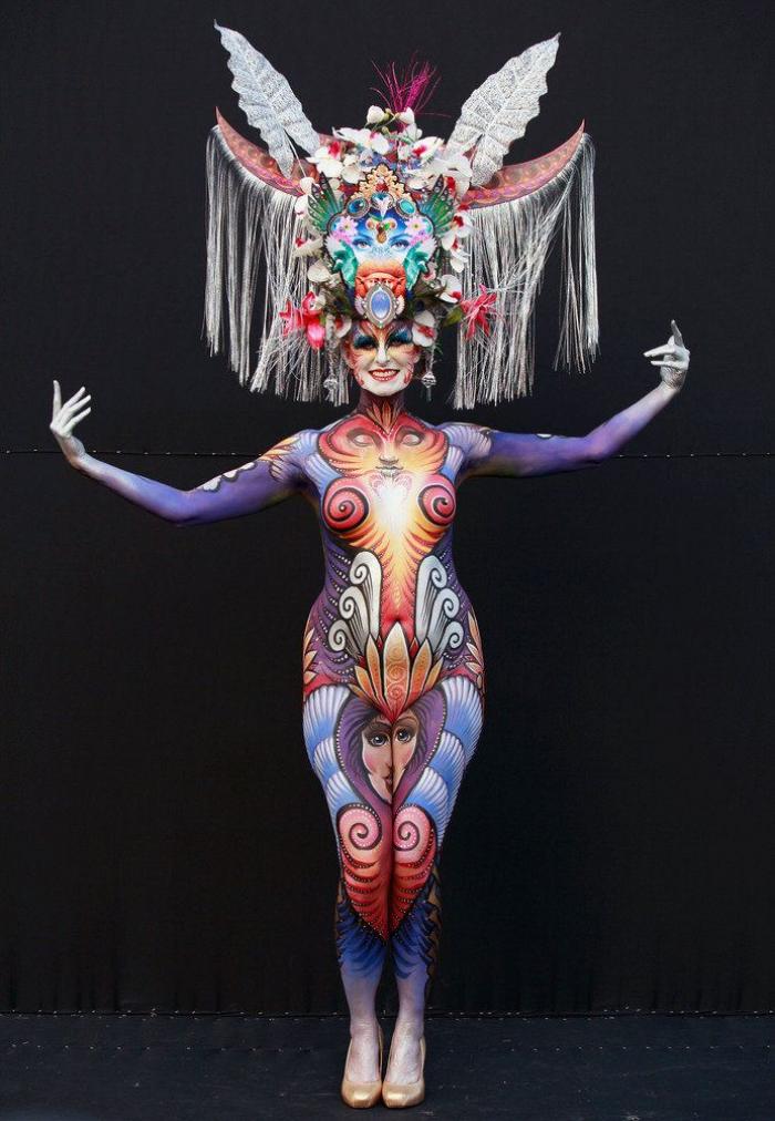 La magia de la pintura corporal: nadie se da cuenta de que va sin pantalones (VÍDEO)