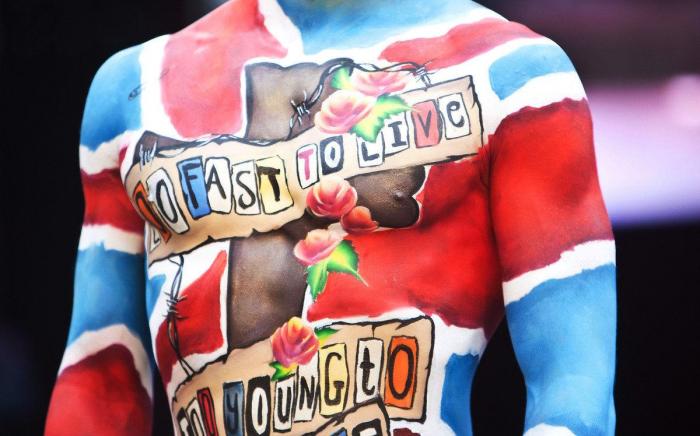 La magia de la pintura corporal: nadie se da cuenta de que va sin pantalones (VÍDEO)