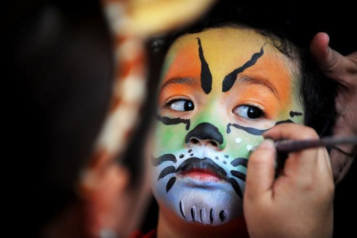 La magia de la pintura corporal: nadie se da cuenta de que va sin pantalones (VÍDEO)