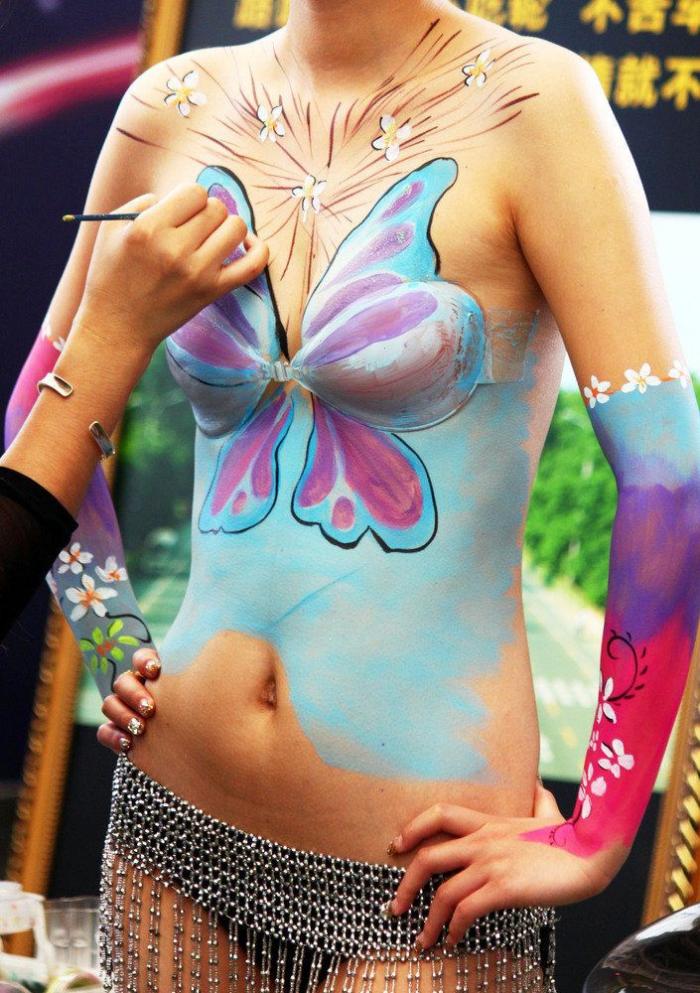 La magia de la pintura corporal: nadie se da cuenta de que va sin pantalones (VÍDEO)