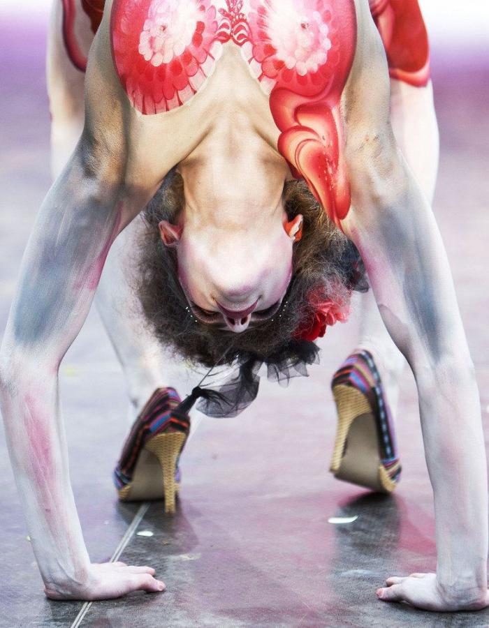 La magia de la pintura corporal: nadie se da cuenta de que va sin pantalones (VÍDEO)