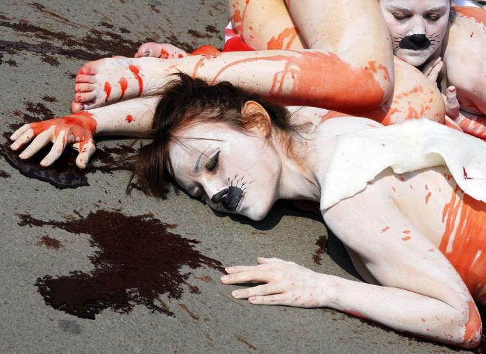 La magia de la pintura corporal: nadie se da cuenta de que va sin pantalones (VÍDEO)