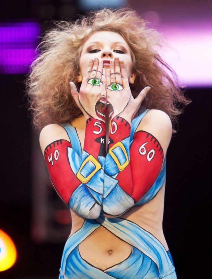 La magia de la pintura corporal: nadie se da cuenta de que va sin pantalones (VÍDEO)