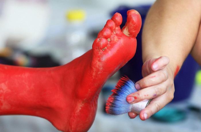 La magia de la pintura corporal: nadie se da cuenta de que va sin pantalones (VÍDEO)