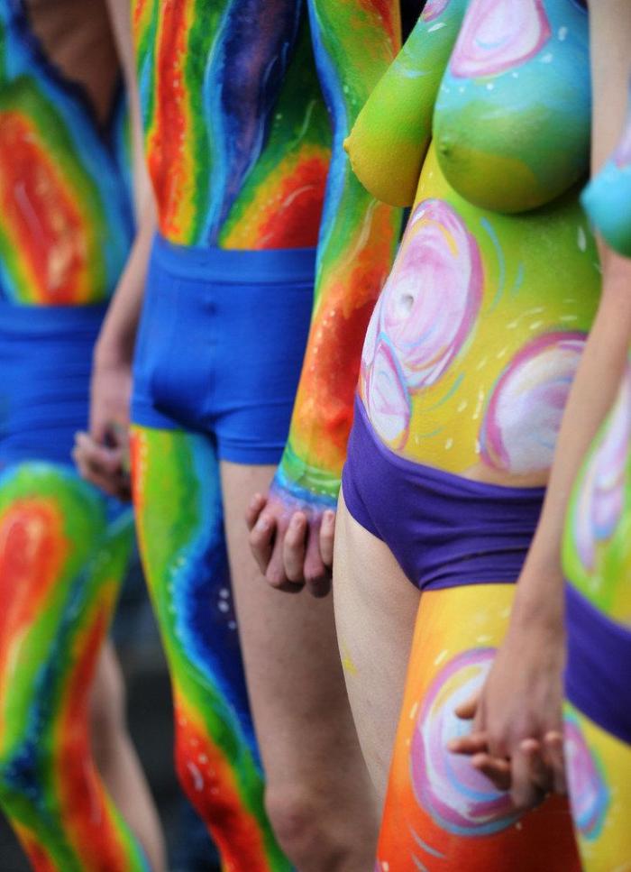 La magia de la pintura corporal: nadie se da cuenta de que va sin pantalones (VÍDEO)