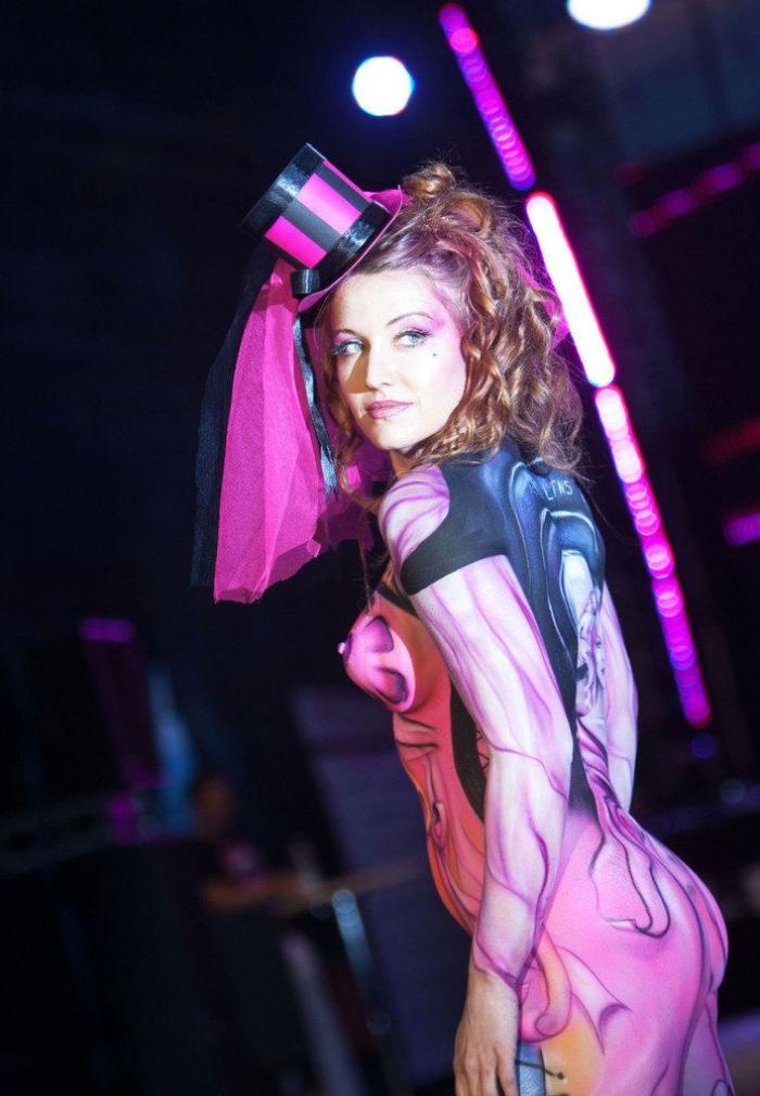 La magia de la pintura corporal: nadie se da cuenta de que va sin pantalones (VÍDEO)