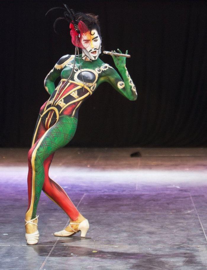 La magia de la pintura corporal: nadie se da cuenta de que va sin pantalones (VÍDEO)