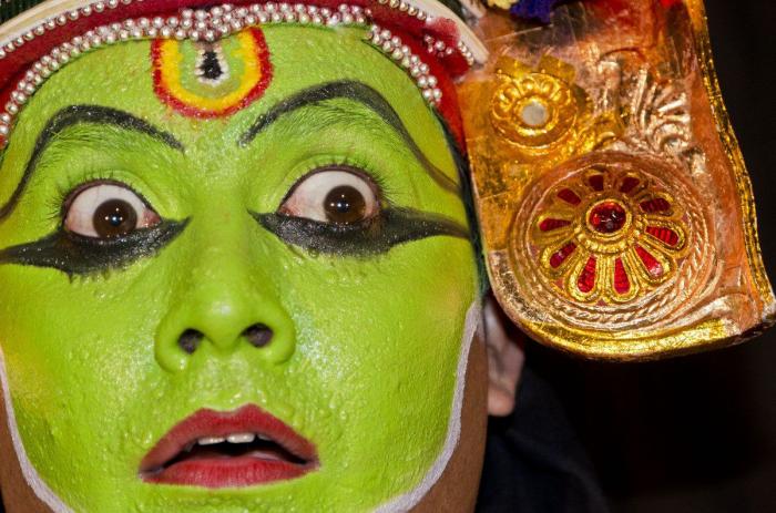 La magia de la pintura corporal: nadie se da cuenta de que va sin pantalones (VÍDEO)