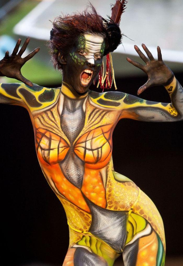 La magia de la pintura corporal: nadie se da cuenta de que va sin pantalones (VÍDEO)