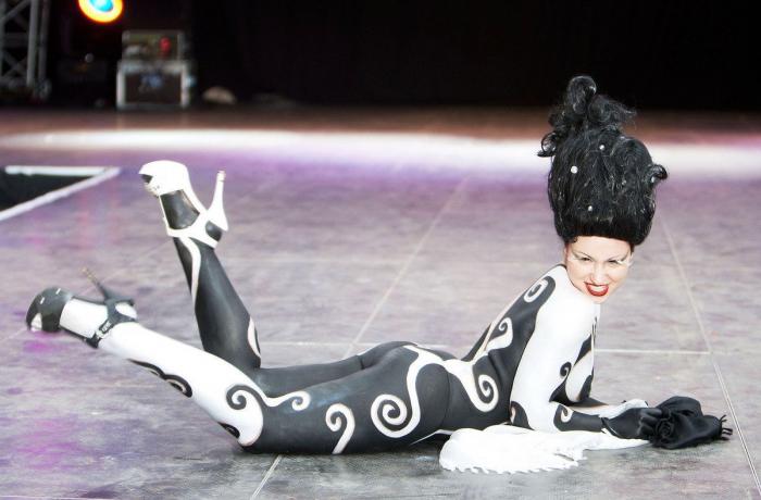 La magia de la pintura corporal: nadie se da cuenta de que va sin pantalones (VÍDEO)