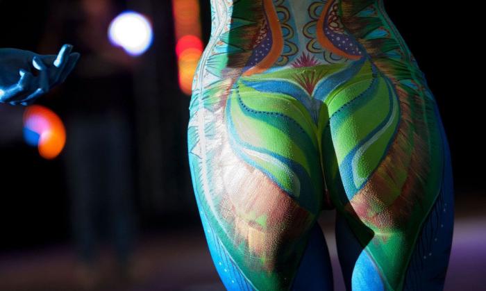 La magia de la pintura corporal: nadie se da cuenta de que va sin pantalones (VÍDEO)